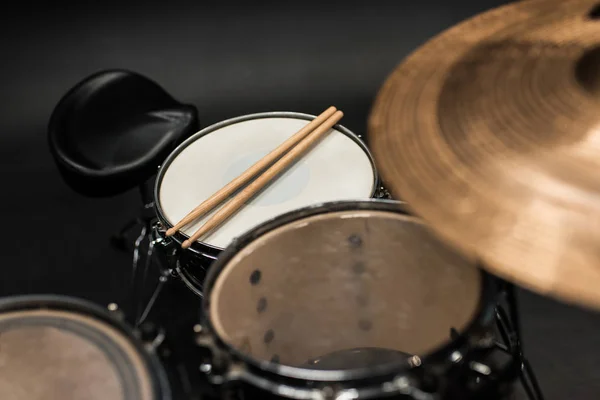 Drums instellen op het podium — Stockfoto