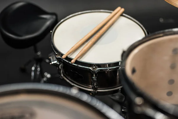 Drums instellen op het podium — Stockfoto