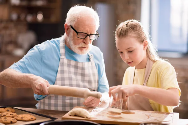 할아버지와 손녀 반죽 만들기 — 스톡 사진