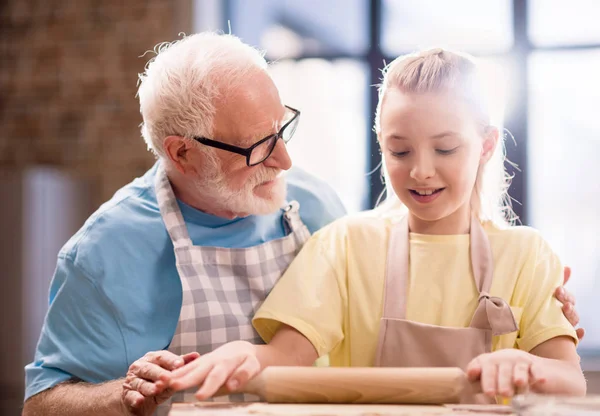 Farfar och barnbarn att göra degen — Stockfoto