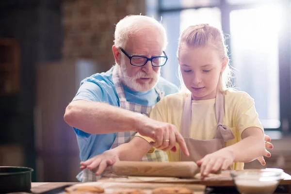 Grandfather and granddaughter making dough — Stock Photo, Image