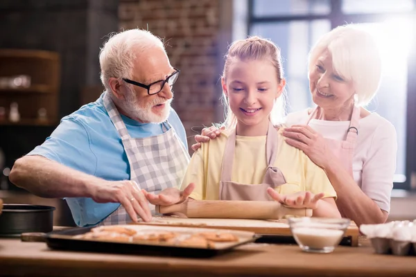 Familie kneden van deeg — Stockfoto