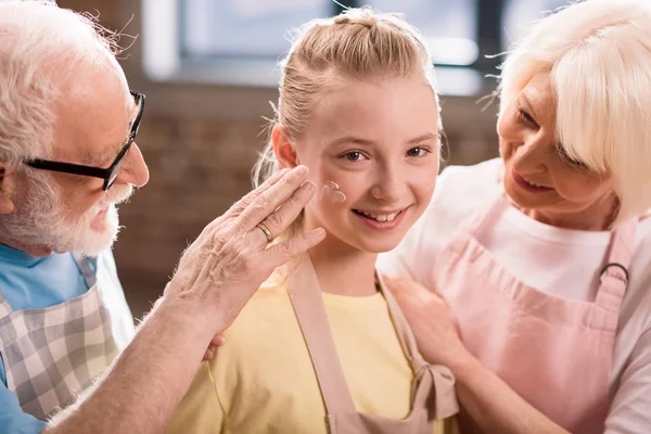 Family cooking in kitchen — Stock Photo, Image