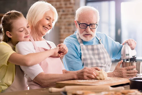 Family kneading dough — Stock Photo, Image