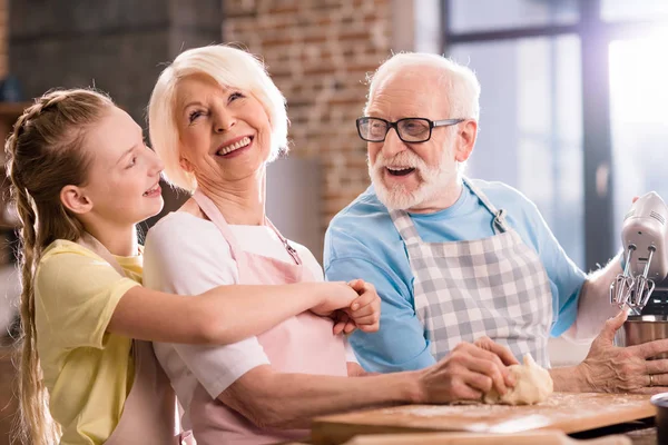 Familie knetet Teig — Stockfoto