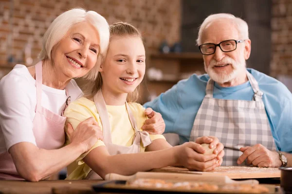 Familie kneden van deeg — Stockfoto