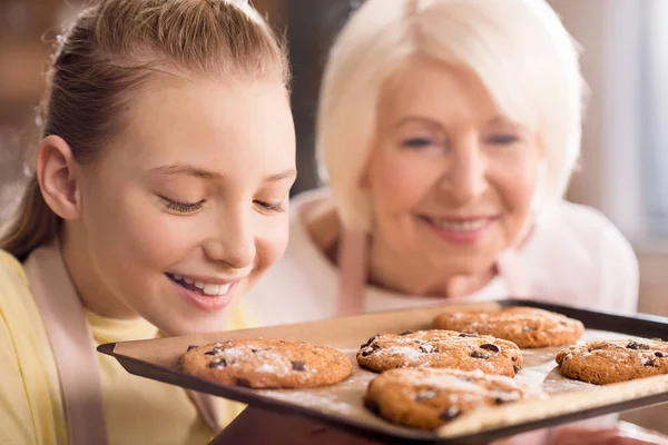 Avó e neto com biscoitos — Fotografia de Stock