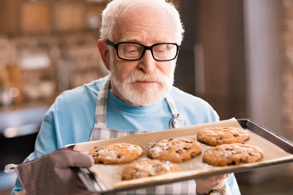 Äldre man med cookies — Stockfoto