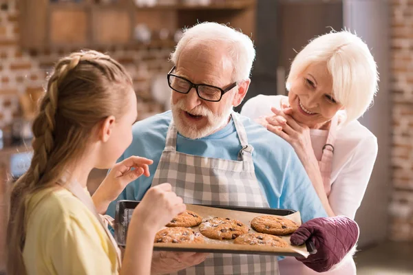 Familie backt Plätzchen — Stockfoto