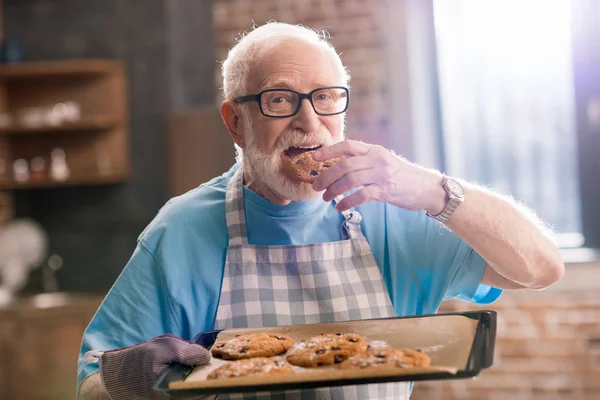 Старший чоловік з печивом — стокове фото