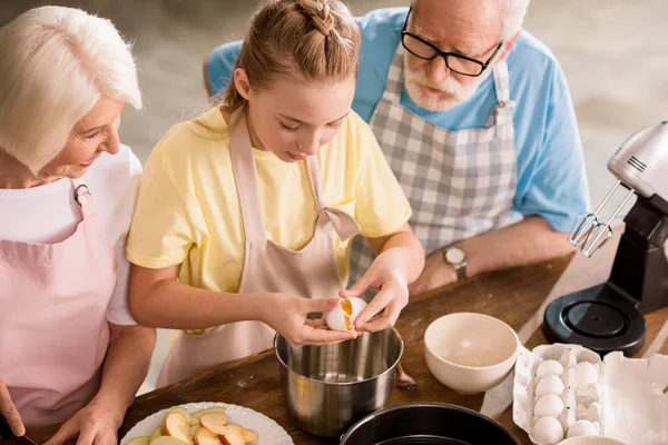 Familie backt Apfelkuchen — Stockfoto