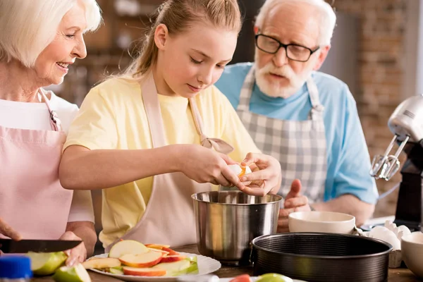 Family baking apple pie — Stock Photo, Image