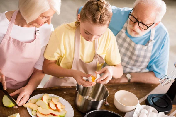 Elmalı pasta pişirme aile — Stok fotoğraf