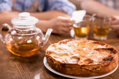 ev yapımı pasta ve çay tablo