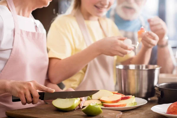 Familie backt Apfelkuchen — Stockfoto
