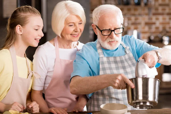 Famille préparant la pâte — Photo