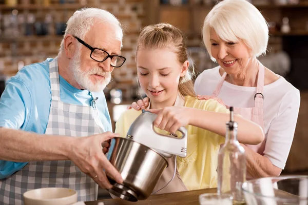 Familjen förbereder degen — Stockfoto