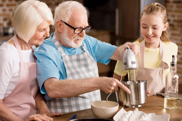 Famille préparant la pâte — Photo