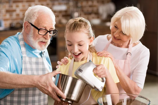 Family preparing dough — Stock Photo, Image