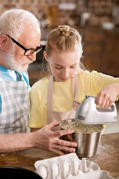 Famille préparant la pâte — Photo