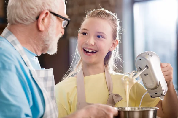 Familjen förbereder degen — Gratis stockfoto