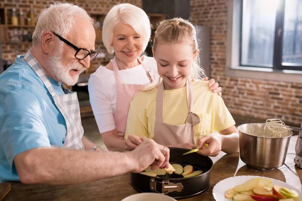 Familie appeltaart bakken — Stockfoto