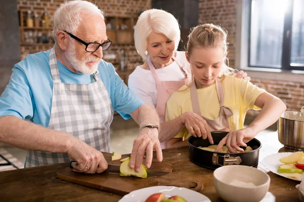 Familie backt Apfelkuchen — Stockfoto