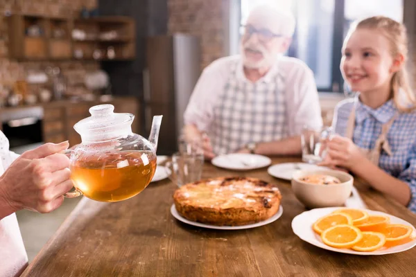 Rodina doma pití čaje — Stock fotografie