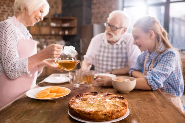 Familie drinkt thuis thee — Stockfoto