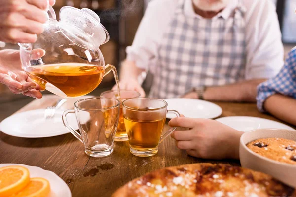 Familia bebiendo té en casa — Foto de Stock