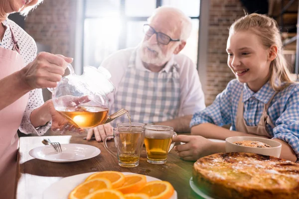 Aile evde çay içiyor. — Stok fotoğraf