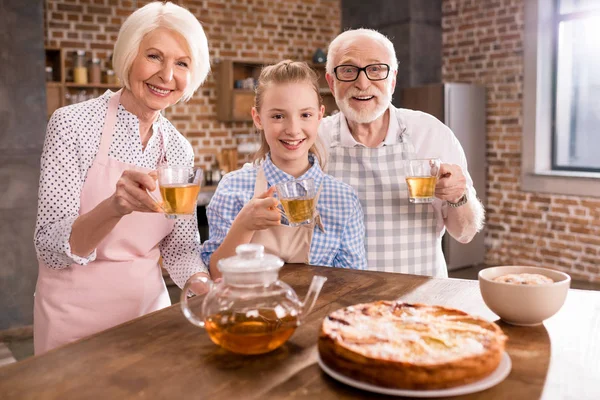Rodina doma pití čaje — Stock fotografie