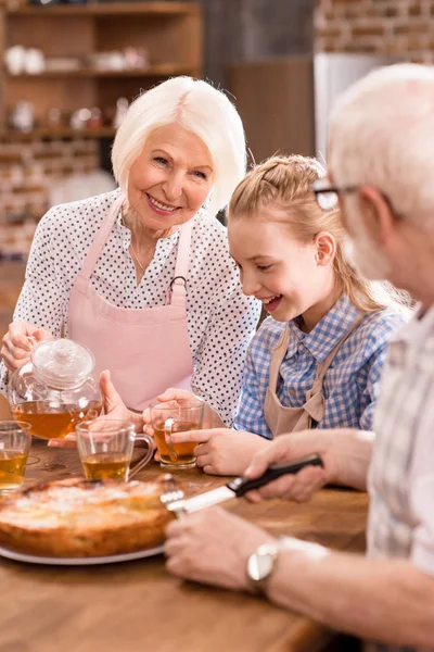 Familjen dricker te hemma — Stockfoto