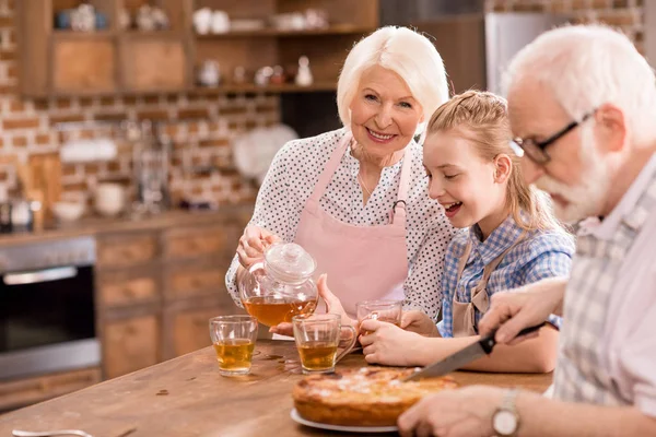 Aile evde çay içiyor. — Stok fotoğraf