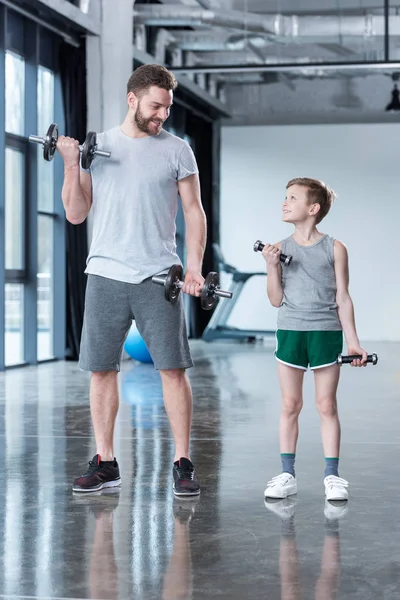 Boy training with coach — Stock Photo, Image