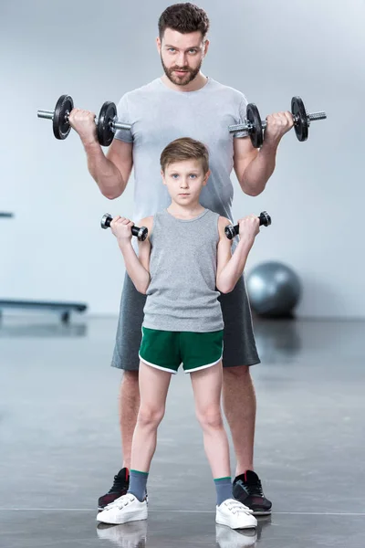 Rapaz treinando com treinador — Fotografia de Stock