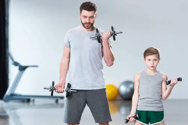 Pojke träning med tränare — Stockfoto