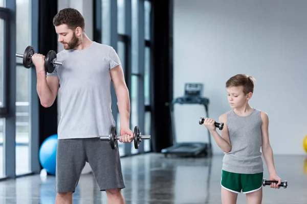 Boy training with coach — Stock Photo, Image