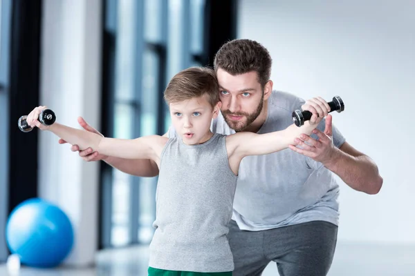 Junge trainiert mit Trainer — Stockfoto