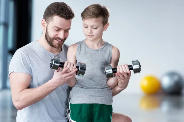 Boy training with coach — Stock Photo, Image