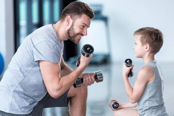 Junge trainiert mit Trainer — Stockfoto