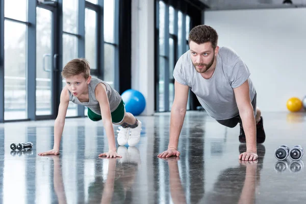 Mann und Junge machen Liegestütze — Stockfoto