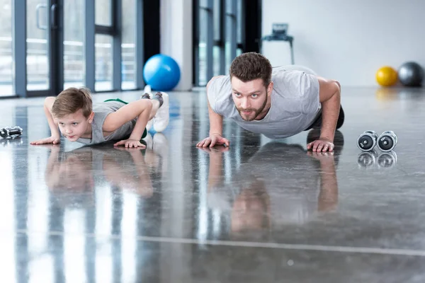 Man en jongen doet push ups — Stockfoto