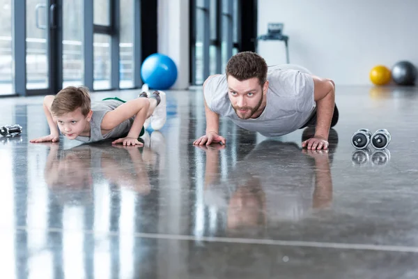 Man and boy doing push ups — Stock Photo, Image