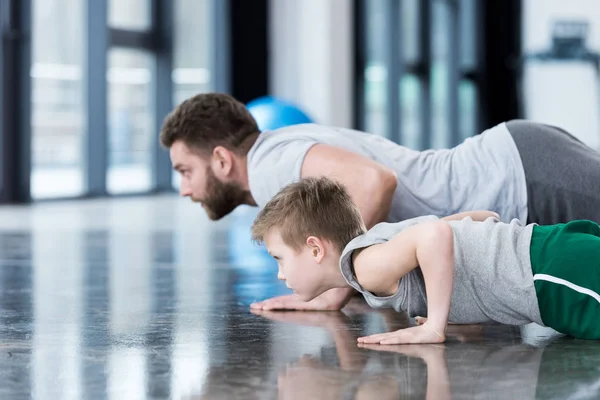 Man en jongen doet push ups — Stockfoto
