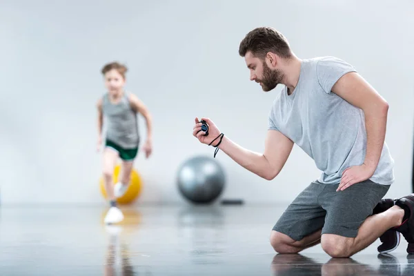 Chico haciendo ejercicio con su entrenador — Foto de Stock