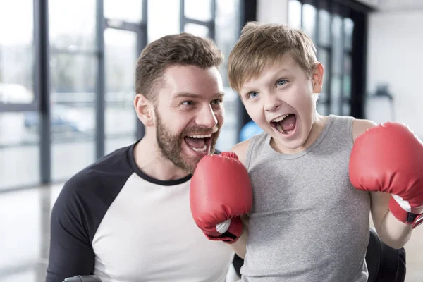 Jongen boxer met zijn coach — Stockfoto