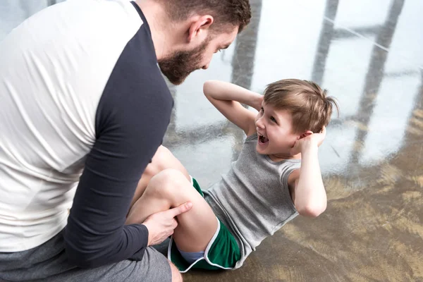 Garçon faire des sit-ups — Photo