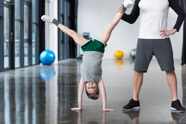 Jongen staande op zijn handen — Stockfoto