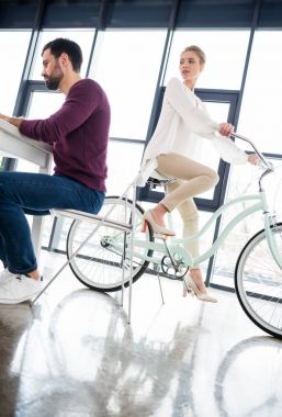 İşadamı dizüstü bilgisayarla çalışıyor 